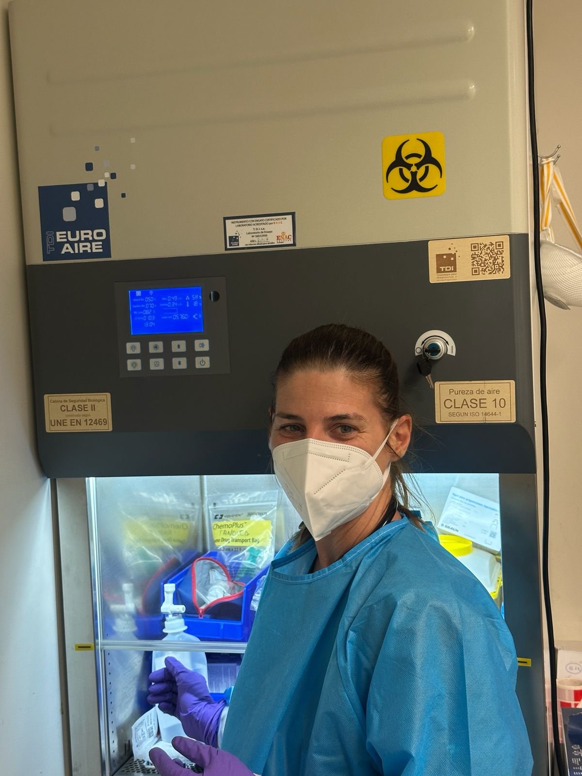 Veterinaria con equipo de protección trabajando en laboratorio clínico